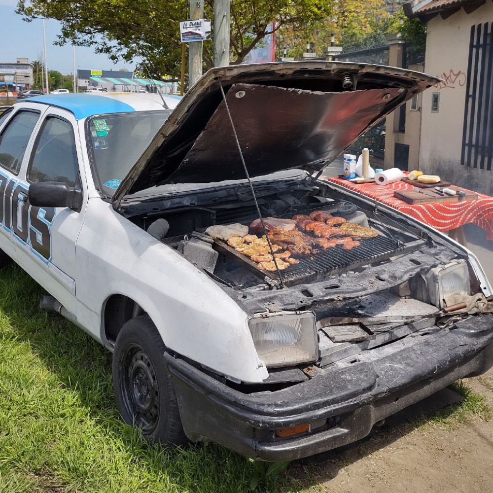 Fotografía de Conurbano Style: un auto convertido en parrilla